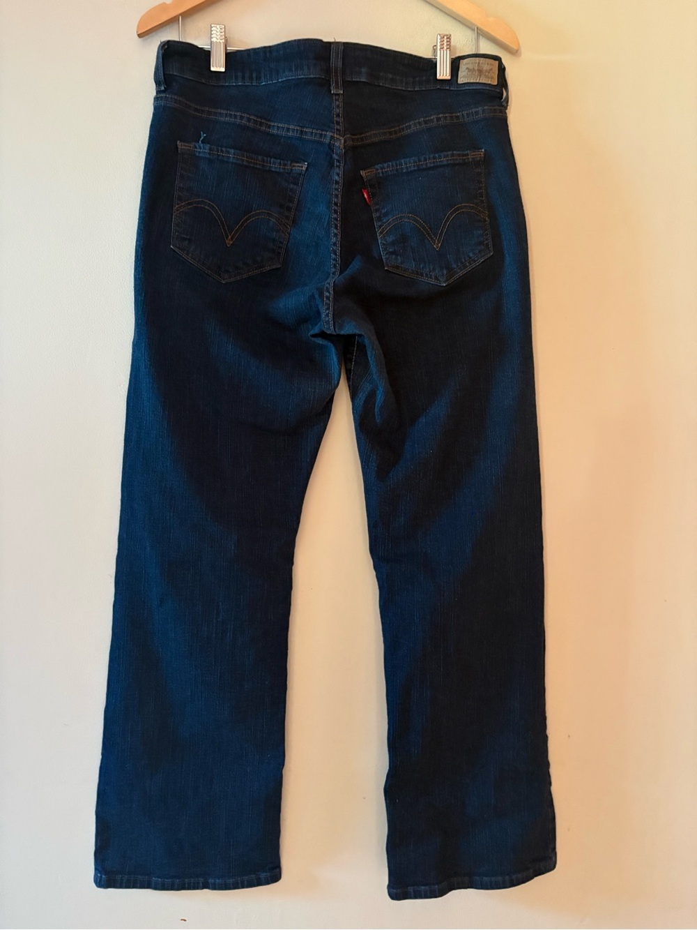 Levi's 512 Perfectly Shaping Bootcut Jeans Dark Wash Women’s Sz 16 fits smaller.